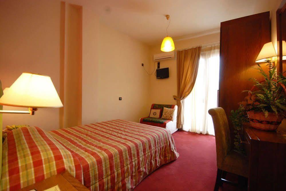 Hotel Elvetia Karpenísion Zewnętrze zdjęcie