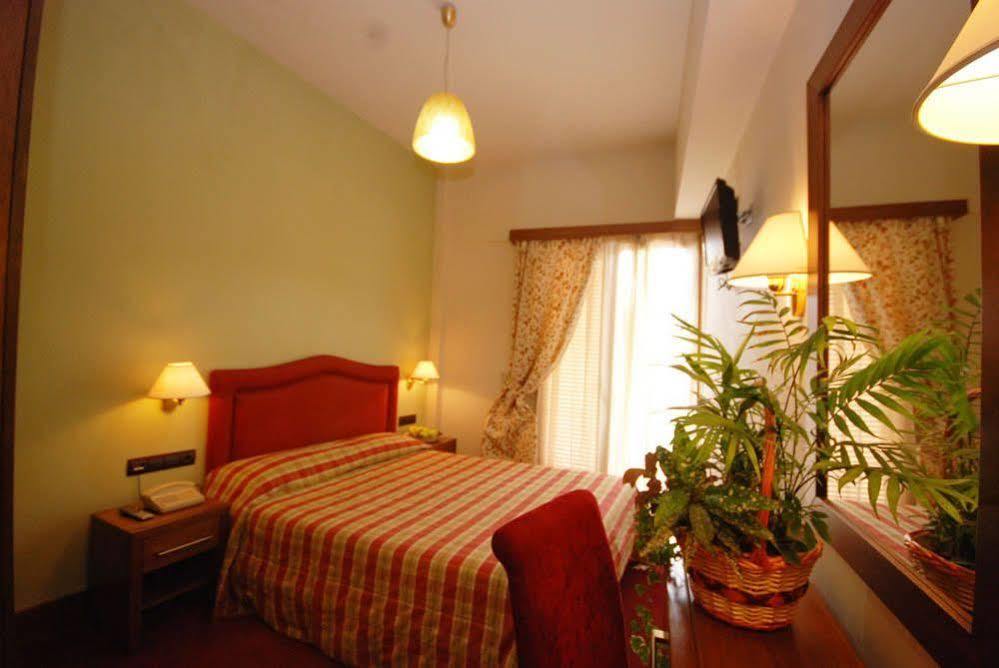 Hotel Elvetia Karpenísion Zewnętrze zdjęcie