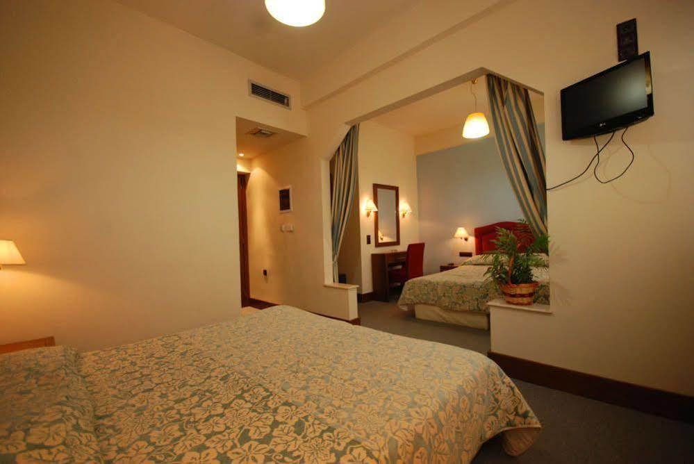 Hotel Elvetia Karpenísion Zewnętrze zdjęcie