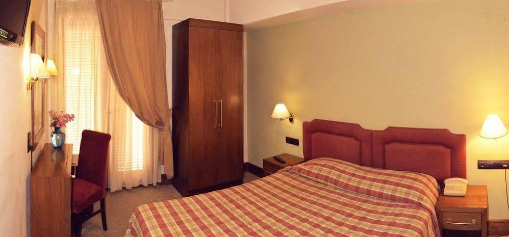 Hotel Elvetia Karpenísion Zewnętrze zdjęcie